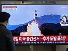 Obrazovka zachycující test severokorejské rakety (2. listopadu 2022)