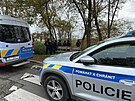 Policejn� p�tr�n� po st�elci, kter� post�elil chlapce v parku na �ern�m Most�....