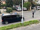 Policejn� p�tr�n� po st�elci z parku na �ern�m Most�. (1. listopadu 2022)