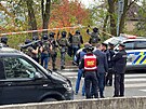 Policejn� p�tr�n� po st�elci z parku na �ern�m Most�. (1. listopadu 2022)