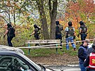 Policejn� p�tr�n� po st�elci z parku na �ern�m Most�. (1. listopadu 2022)