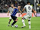Útoník Interu Milán Lautaro Martínez v obklíení dua z Juventusu Manuela...