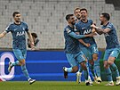 Fotbalisté Tottenhamu oslavují gól Clementa Lengleta (druhý zprava) v utkání...