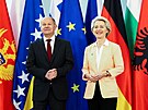 Nmecký kanclé Olaf Scholz s pedsedkyni Evropské komise Ursulou von der...