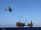 Hlídkový letoun Orion u norské ropné plošiny