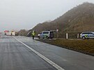 Nehoda osobáku a policejní dodávky zastavila provoz na D1
