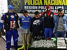 Peruántí policisté v kostýmech superhrdin Avengers dopadli dealery drog. (1....