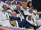 Prezident FIFA Gianni Infantino sleduje v Kataru testovací zápas ped...