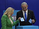 Izraelci znovu volí v parlamentních volbách. Na snímku pichází expremiér a éf...