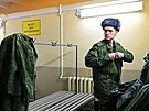 Ruský záloník v Rostovské oblasti si obléká uniformu ped odjezdem do válené...