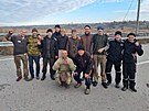 Ukrajintí válení zajatci pózují pro fotografii po výmn vz na blíe...