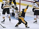 Kapitán Pittsburghu Sidney Crosby pekonává brankáe Ullmarka z Bostonu.