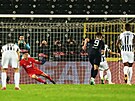 Branká Slovácka Filip Nguyen inkasuje gól z penalty od Natcha z Partizanu...