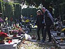 Lid� v obdob� Du�i�ek p�ij�d� na h�bitovy ukl�zet hroby. (31. listopadu 2022)