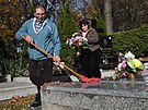 Svatopluk Chodura s man�elkou pe�uj� o rodinn� hrob na h�bitov� ve Slezsk�...