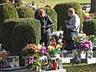 Stovky lid� si p�ich�zej� zavzpom�nat na sv� bl�zk�. (31. listopadu 2022)
