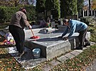 Svatopluk Chodura s man�elkou pe�uj� o rodinn� hrob na h�bitov� ve Slezsk�...