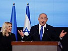 Benjamin Netanjahu se svou manelkou v sídle své strany bhem izraelských...