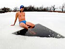 David Vencl si libuje nejen v potápní v bazénu, ale i pod ledem.