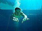 David Vencl si libuje nejen v potápní v bazénu, ale i pod ledem.