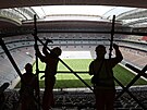 Dlníci dokonují jeden ze stadion pro fotbalové mistrovství svta v Kataru -...