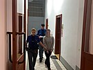 Osmadvacetiletá ena pichází do soudní sín Krajského soudu v Plzni. (9. 11....