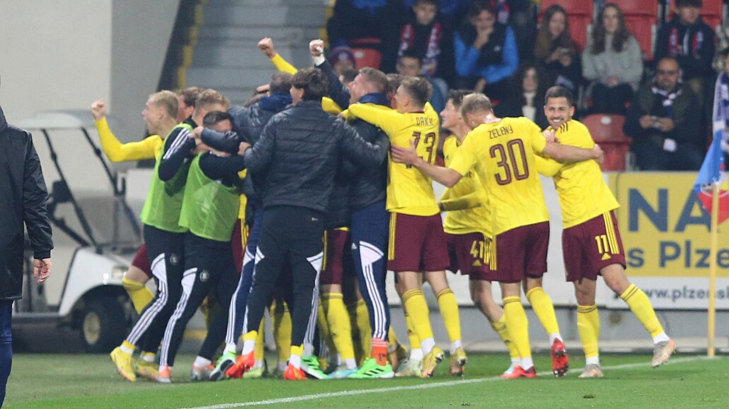 Sparťané slaví gól svého kapitána Davida Pavelky proti Plzni.