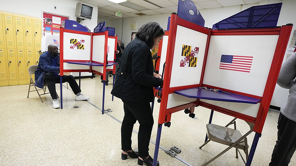Lidé v americkém Baltimoru vyplují hlasovací lístky bhem pedasného...