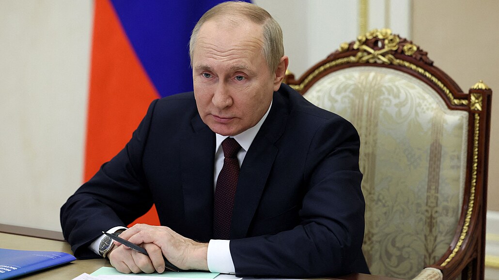 Ruský prezident Vladimir Putin p�edsedá v Moskv� setkání se �leny vlády...