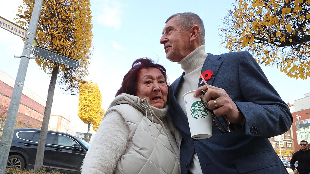 V�elé uvítání �ekalo Andreje Babi�e na Ústecku. �ena slzela.