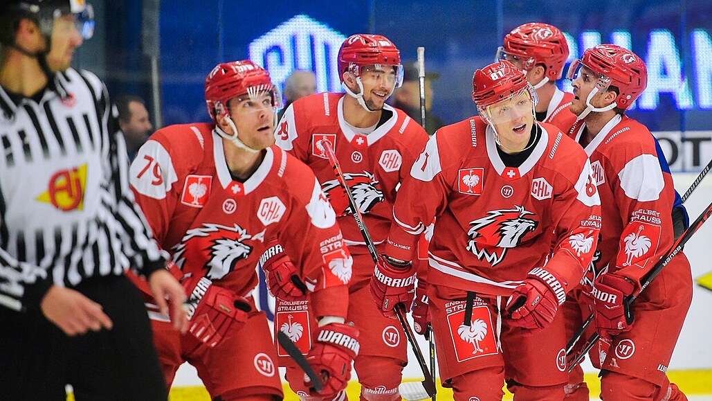 Hokejisté �výcarského Lausanne b�hem zápasu Ligy mistr�.