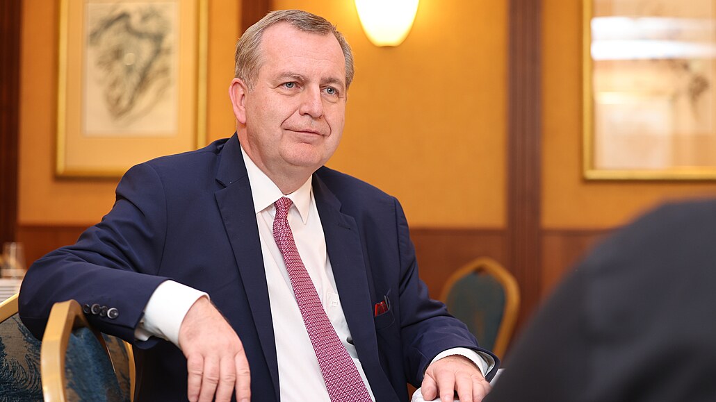 Tomá� Zima, který podal kandidaturu pro volbu na prezidenta, p�i setkání s...