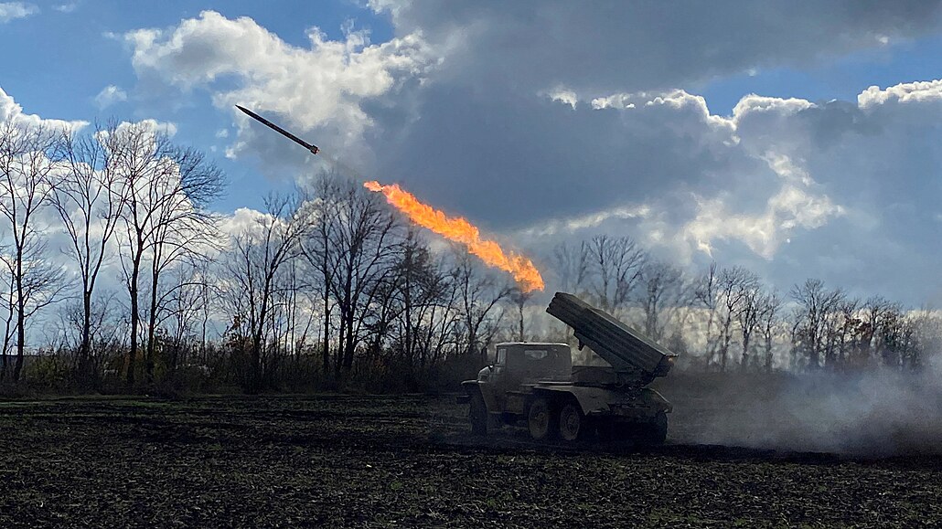 Ukrajintí vojáci stílí z raketometu BM21 Grad na frontové linii na hranici...