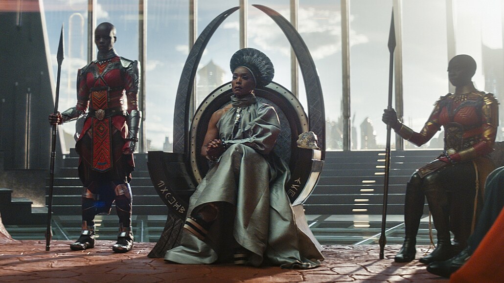 Královna Ramonda. Roli panovnice fiktivního afrického státu Wakandy si zahrála...