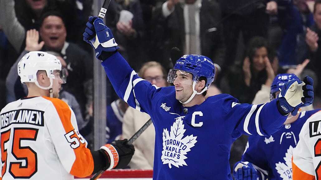 Kapitán Toronta John Tavares se raduje z gólu proti Philadelphii.