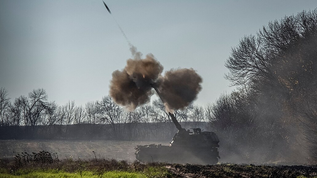 Ukrajintí vojáci pálí ze samohybné houfnice Krab na ruské pozice uprosted...