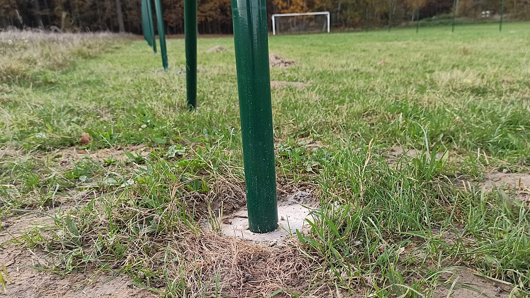 Sloupky na hran pozemku jeho majitel na hiti zabetonoval.