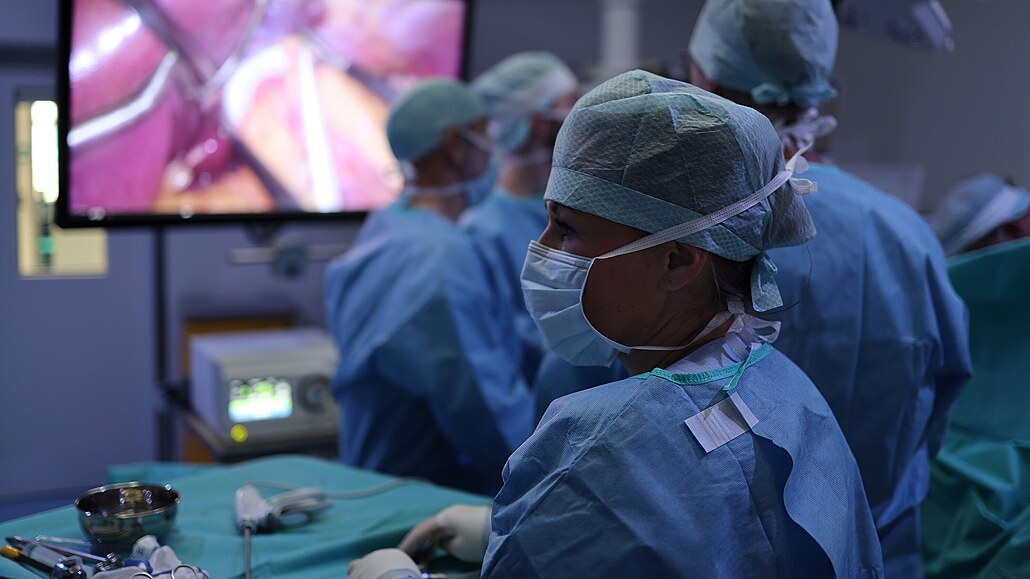 Lékaský tým provádí v náchodské nemocnici bariatrickou operaci.
