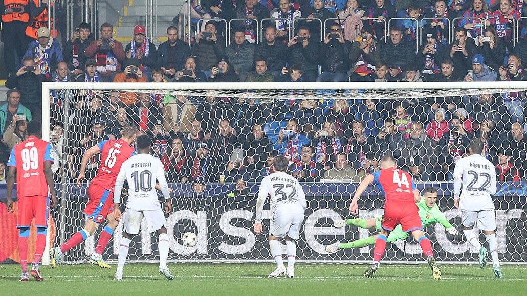 Plze�ský úto�ník Tomá� Chorý prom��uje pokutový kop v zápase s Barcelonou.
