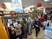 Zákazníci čekající ve frontě na nákup lístku do loterie Powerball. (7....