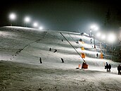 Lyžařské areály letos zřejmě večerní lyžování omezí.