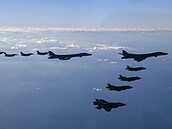 Do cvičení v Jižní Koreji se zapojily americké nadzvukové bombardéry B-1B. (5....