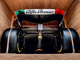 Monopost týmu Alfa Romeo F1 Team ORLEN zaparkoval na erpací stanici Devt kí