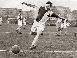 TYPICKÝ PEPI. Josef Bican (19132001) práv stílí jeden z tisíc svých gól....