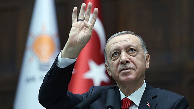 Turecký prezident Recep Tayyip Erdogan ení v parlamentu. (2. listopadu 2022)