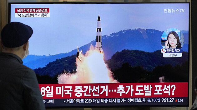 Obrazovka zachycujc test severokorejsk rakety (2. listopadu 2022)