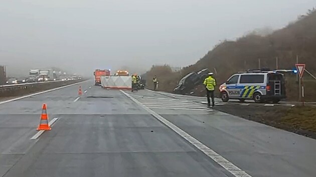 Osobn auto zezadu narazilo do policejn dodvky. Zrann jsou tyi lid, z toho dva policist. (4. 11. 2022)