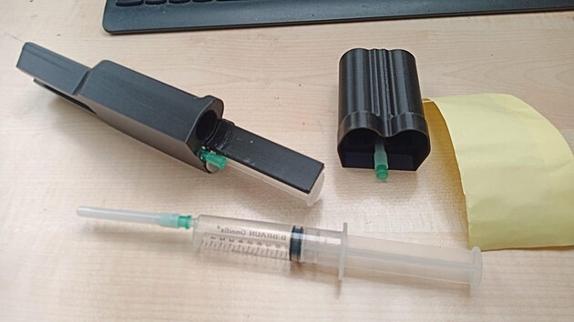 Obal na injekce s látkou TXA vytištěný na 3D tiskárně.