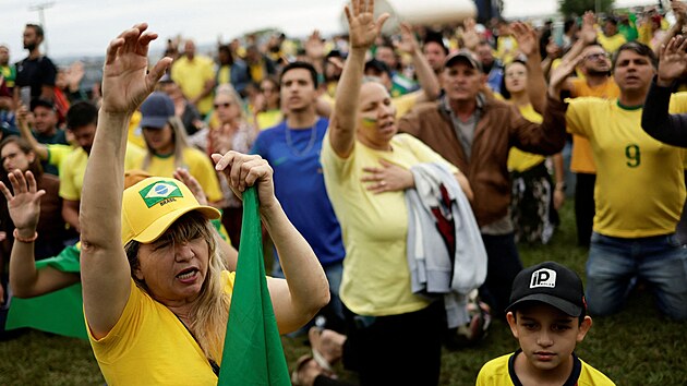 Pznivci brazilskho prezidenta Jaira Bolsonara pi protestech v centru Ria de Janeira. (2. listopadu 2022)