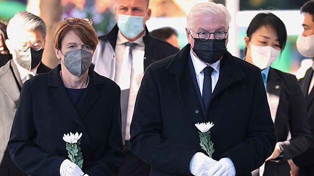 N�meck� prezident Frank-Walter Steinmeier a jeho man�elka Elke B'denbender na pietn� akci pro ob�ti halloweensk� tla�enice v Soulu (3. listopadu 2022)